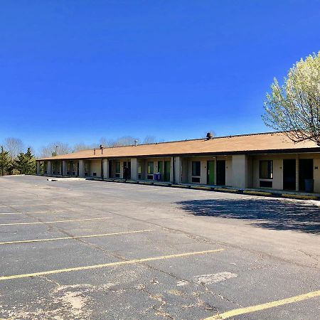 Super 8 By Wyndham-Tupelo Airport Motel Exterior photo
