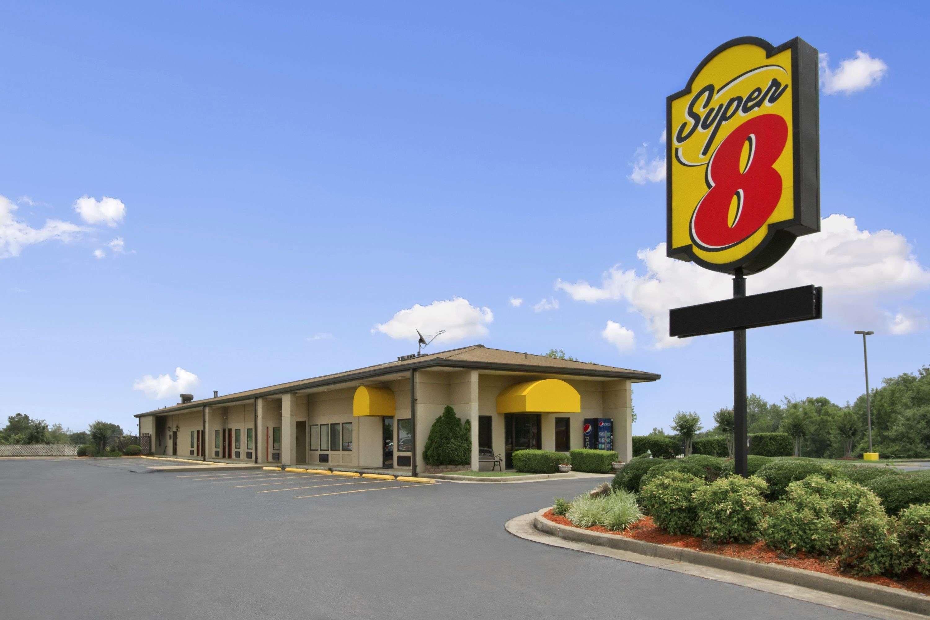 Super 8 By Wyndham-Tupelo Airport Motel Exterior photo