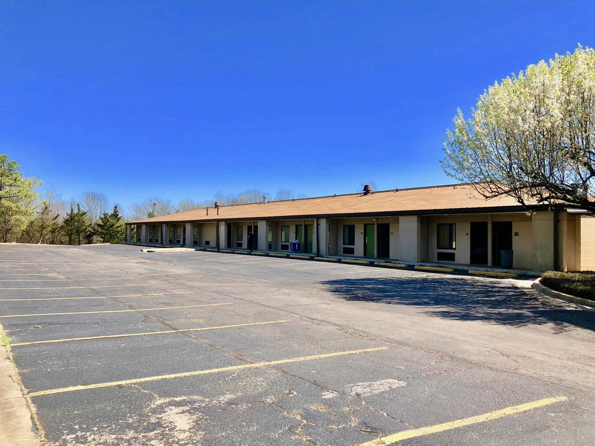Super 8 By Wyndham-Tupelo Airport Motel Exterior photo